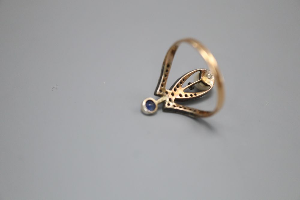 An Edwardian 18ct gold sapphire, pearl and rose diamond up-finger ring, stamped 750, size P